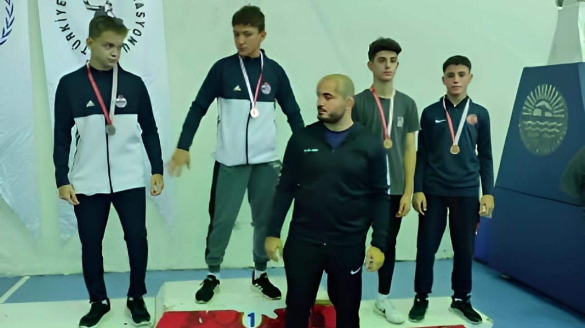 Sultangazi Cezeri Mesleki ve Teknik Anadolu Lisesi öğrencimiz Muhammet Berat YILMAZ Serbest Grekoromen Güreş Yarışması 62 kiloda İstanbul 3. sü olmuştur.