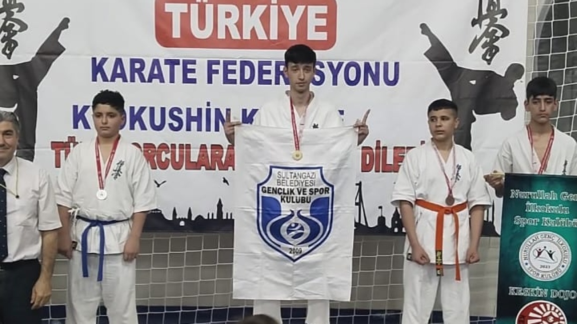 Mehmet BÜYÜK KYOKUSHİN KARETE 65 kilo yarışmasında İstanbul 1.si OLMUŞTUR.